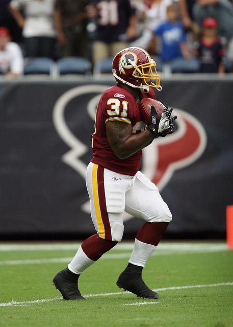 太阳报：麦克托米奈领意甲最佳球员奖，被女友透视着装抢风头